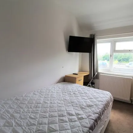 Rent this 6 bed apartment on 40 Weston Road in Guildford, GU2 8AS