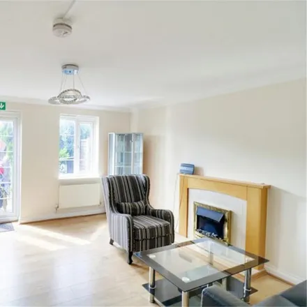 Rent this 4 bed townhouse on Highbury Square in London, N14 5AE