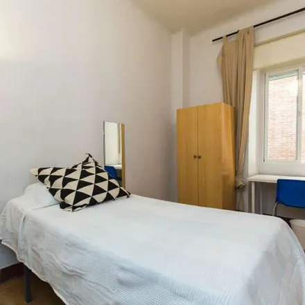 Rent this 3 bed apartment on Hospital Doctor Olóriz in Calle Doctor Marañón, 18012 Granada
