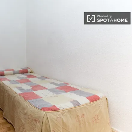 Rent this 9 bed room on Madrid in Five Guys, Gran Vía