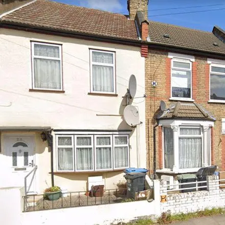 Rent this 3 bed house on Forest Road in London, N9 8RX