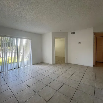 Image 2 - 298 Palm Circle West, Pembroke Pines, FL 33025, USA - Apartment for rent