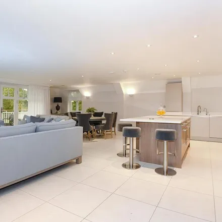 Rent this 3 bed apartment on Hillside Park in Sunningdale, SL5 9RP