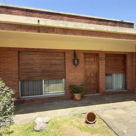 Buy this 3 bed house on Miguel de Unamuno 1933 in Quilmes Oeste, 1879 Quilmes