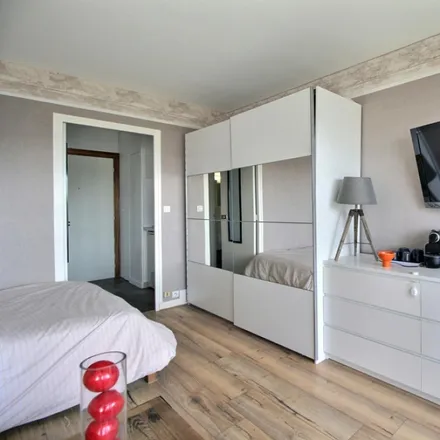 Rent this studio apartment on 33 Rue du Commandant René Mouchotte in 75014 Paris, France