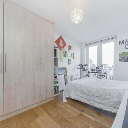 Rent this 3 bed apartment on 1-21 Narrowboat Avenue in London, TW8 8FD