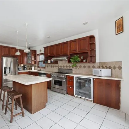 Image 3 - 74-24 43rd Avenue, New York, NY 11373, USA - House for sale