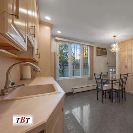 Image 5 - 907 Avenue M, New York, NY 11230, USA - House for sale