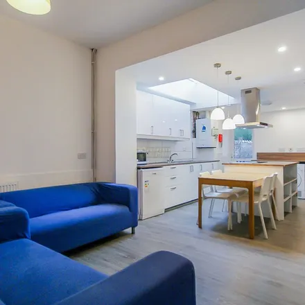 Rent this 6 bed apartment on Alton Road in London, N17 6JZ