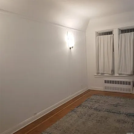 Image 2 - 87 East 38th Street, New York, NY 11203, USA - House for sale