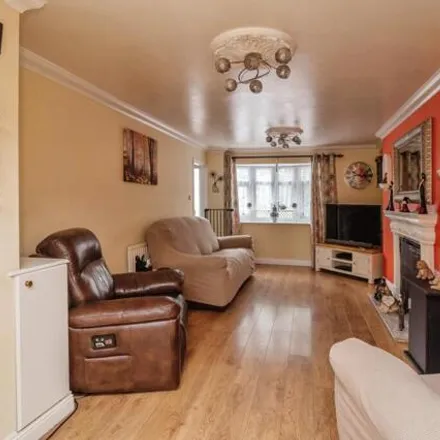 Image 4 - unnamed road, Basildon, SS16 5DH, United Kingdom - Townhouse for sale