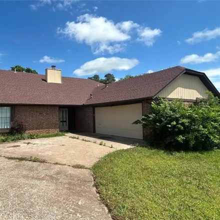 Image 2 - 1406 E Bradley St, Shawnee, Oklahoma, 74804 - House for sale