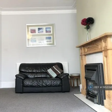 Image 2 - Back Methley Drive, Leeds, LS7 3PB, United Kingdom - Townhouse for rent