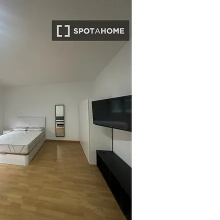 Rent this 5 bed room on Avinguda Diagonal in 590, 08021 Barcelona