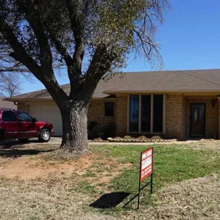 Rent this 3 bed house on 949 Sugarbush Lane in Burkburnett, TX 76354