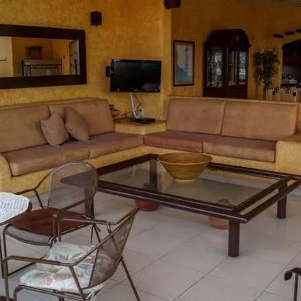 Rent this 4 bed house on Avenida Escénica in Zona Federal Base Naval Icacos, 39300 Acapulco