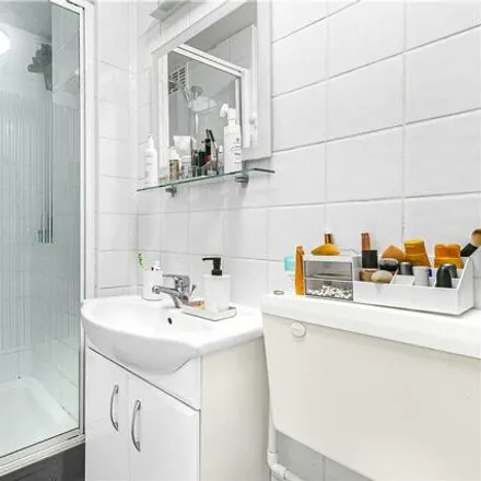 Image 9 - Gunnersbury Station, Wellesley Road, Strand-on-the-Green, London, W4 4BH, United Kingdom - Apartment for sale