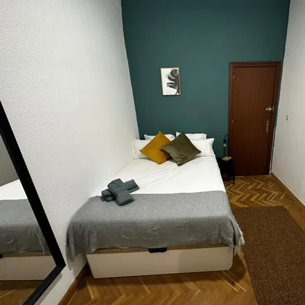 Rent this 8 bed room on Hostal Matheu in Calle de la Victoria, 6