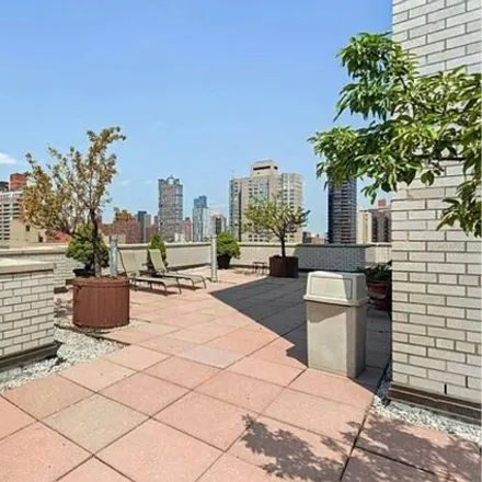 Image 9 - 500 East 83rd Street, New York, NY 10028, USA - Apartment for sale