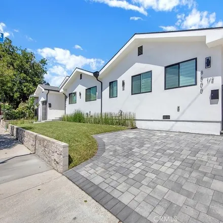 Image 2 - 8600 Bluffdale Drive, Los Angeles, CA 91352, USA - House for sale