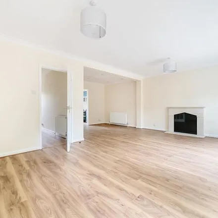 Rent this 3 bed townhouse on Cunliffe Close in Central North Oxford, Oxford