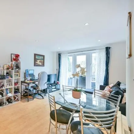 Image 3 - Seven Kings Way, Kingston Upon Thames, Great London, Kt2 - Apartment for sale