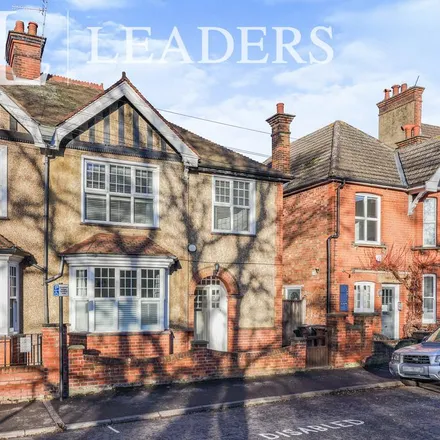 Rent this 4 bed duplex on Lloyds Pharmacy in Russell Avenue, St Albans