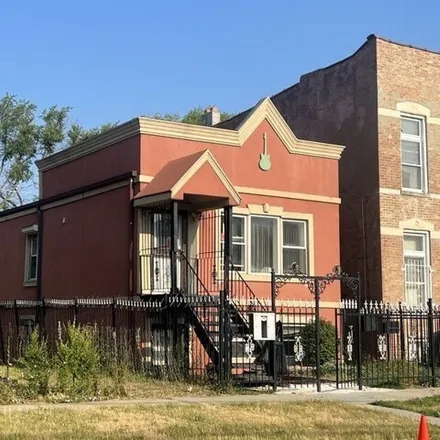 Buy this 4 bed house on 3736 South Calumet Avenue in Chicago, IL 60653