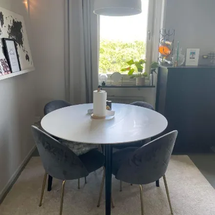 Rent this 2 bed apartment on Röda längan in Betsövägen, 132 30 Boo