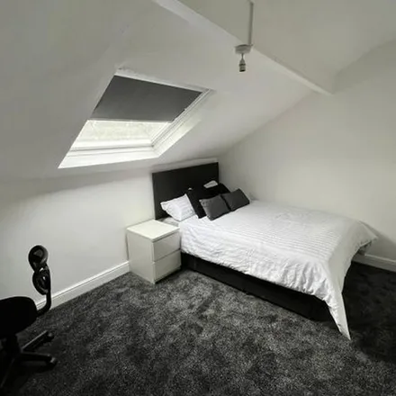 Rent this 5 bed townhouse on Brudenell View in Leeds, LS6 1HG