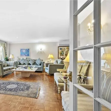 Image 4 - Lord Chancellor Walk, London, KT2 7HG, United Kingdom - House for sale