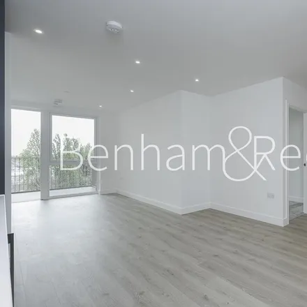 Rent this 3 bed apartment on Kenmere Gardens in Beresford Avenue, London