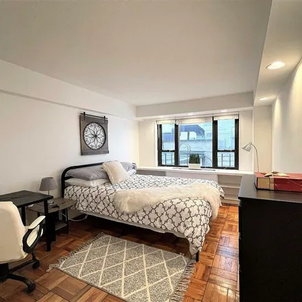 Image 7 - 210 East 47th Street, New York, NY 10017, USA - Apartment for rent