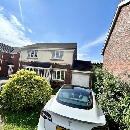 Rent this 2 bed duplex on Willow Close in Credenhill, HR4 7FE