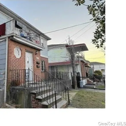 Image 2 - 30-11 Bessemund Avenue, New York, NY 11691, USA - House for sale