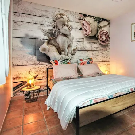 Rent this 3 bed house on Montélimar in Avenue du Teil, 26200 Montélimar