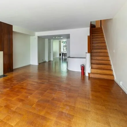 Image 2 - 219 E 49th St, New York, 10017 - House for sale