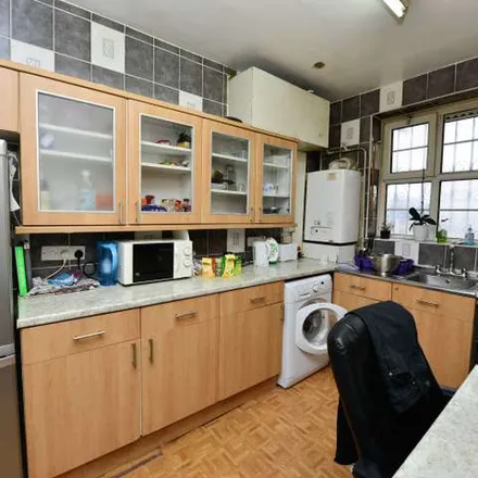 Rent this 3 bed apartment on Osmani Primary School in Vallance Road, London