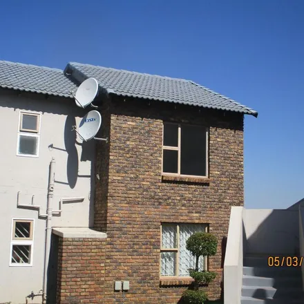 Rent this 2 bed townhouse on Vleiroos Street in Gillview, Johannesburg