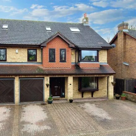 Buy this 6 bed house on Northcroft in Bletchley, MK5 7BD