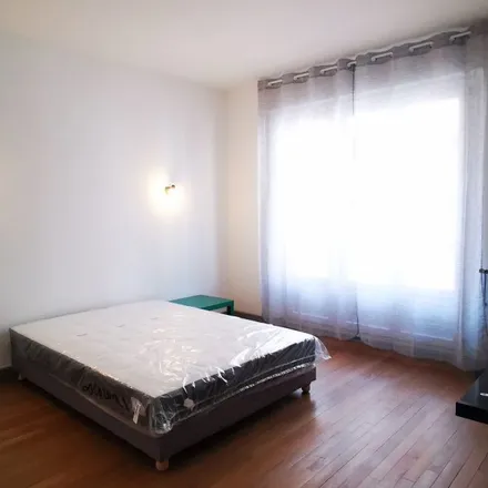 Rent this 3 bed apartment on 15 Avenue Jean Perrot in 38000 Grenoble, France