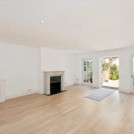 Rent this 3 bed apartment on 5-7 Yeoman's Row in London, SW3 2AL