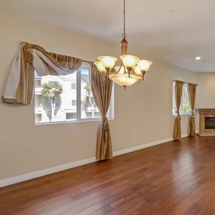 Image 8 - 10950 Bluffside Drive, Los Angeles, CA 91604, USA - Townhouse for sale