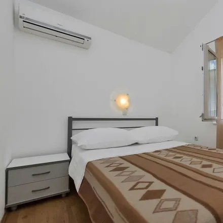Rent this 3 bed apartment on 21466 Zastražišće