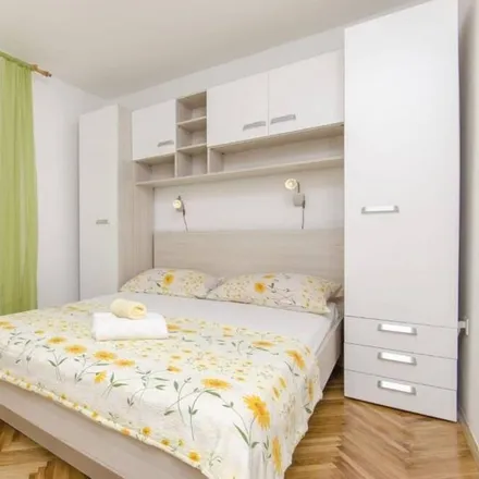 Rent this 5 bed house on 21226 Vinišće