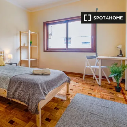 Rent this 6 bed room on Doze Casas in Rua Santa Catarina, 4000-457 Porto
