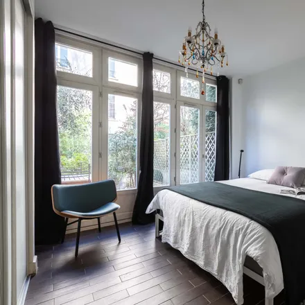Rent this 5 bed room on 57 Avenue Ledru-Rollin in 75012 Paris, France