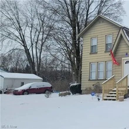 Buy this 3 bed house on 2885 West Liberty Street in Weathersfield Township, Trumbull County