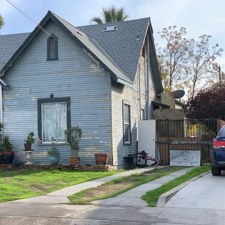 Buy this 3 bed house on 806 East Elizabeth Street in Fresno, CA 93728