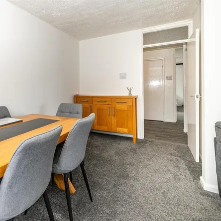 Image 6 - Palm Close, Urmston, M33 5LE, United Kingdom - Apartment for rent